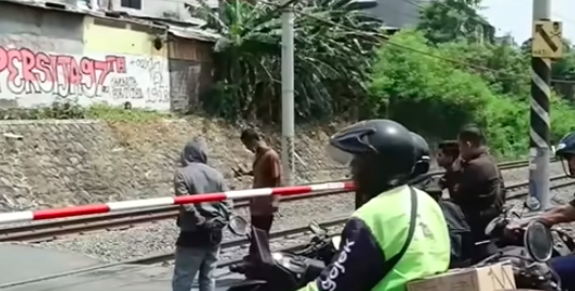 Doc. Palang besi yang baru dipasang di perlintasan sebidang Jalan Ampera, Bekasi Timur, sebagai langkah peningkatan keselamatan lalu lintas pascakecelakaan kereta api di lokasi tersebut.