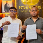 Doc. Pihak penggugat, Roland Epoto, memperlihatkan dokumen gugatan terkait proses hukum yang diajukan terhadap PT Kereta Api Indonesia (Persero).