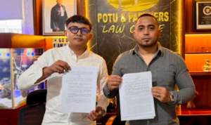 Doc. Pihak penggugat, Roland Epoto, memperlihatkan dokumen gugatan terkait proses hukum yang diajukan terhadap PT Kereta Api Indonesia (Persero).