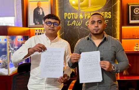Doc. Pihak penggugat, Roland Epoto, memperlihatkan dokumen gugatan terkait proses hukum yang diajukan terhadap PT Kereta Api Indonesia (Persero).