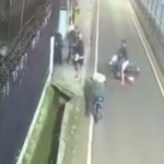 Doc. Tangkapan layar rekaman CCTV memperlihatkan detik-detik aksi pembegalan terhadap seorang pengendara sepeda motor di Jalan Arjuna Selatan, Palmerah, Jakarta Barat, saat pelaku mendekati korban sebelum melakukan penyerangan.