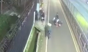 Doc. Tangkapan layar rekaman CCTV memperlihatkan detik-detik aksi pembegalan terhadap seorang pengendara sepeda motor di Jalan Arjuna Selatan, Palmerah, Jakarta Barat, saat pelaku mendekati korban sebelum melakukan penyerangan.