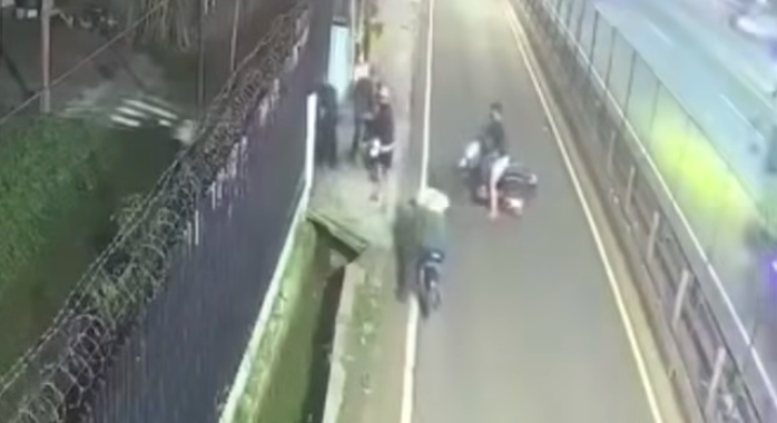Doc. Tangkapan layar rekaman CCTV memperlihatkan detik-detik aksi pembegalan terhadap seorang pengendara sepeda motor di Jalan Arjuna Selatan, Palmerah, Jakarta Barat, saat pelaku mendekati korban sebelum melakukan penyerangan.