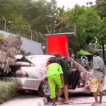 Doc. Kondisi mobil sedan yang mengalami kebakaran di area SPBU Jalan Bantul, Yogyakarta, usai api berhasil dipadamkan oleh petugas SPBU menggunakan alat pemadam api ringan (APAR). Bagian kabin dan bodi kendaraan tampak mengalami kerusakan akibat kobaran api yang diduga dipicu gangguan sistem kelistrikan kendaraan.
