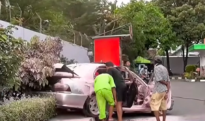 Doc. Kondisi mobil sedan yang mengalami kebakaran di area SPBU Jalan Bantul, Yogyakarta, usai api berhasil dipadamkan oleh petugas SPBU menggunakan alat pemadam api ringan (APAR). Bagian kabin dan bodi kendaraan tampak mengalami kerusakan akibat kobaran api yang diduga dipicu gangguan sistem kelistrikan kendaraan.