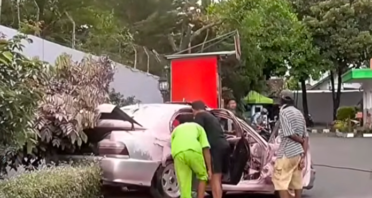 Doc. Kondisi mobil sedan yang mengalami kebakaran di area SPBU Jalan Bantul, Yogyakarta, usai api berhasil dipadamkan oleh petugas SPBU menggunakan alat pemadam api ringan (APAR). Bagian kabin dan bodi kendaraan tampak mengalami kerusakan akibat kobaran api yang diduga dipicu gangguan sistem kelistrikan kendaraan.
