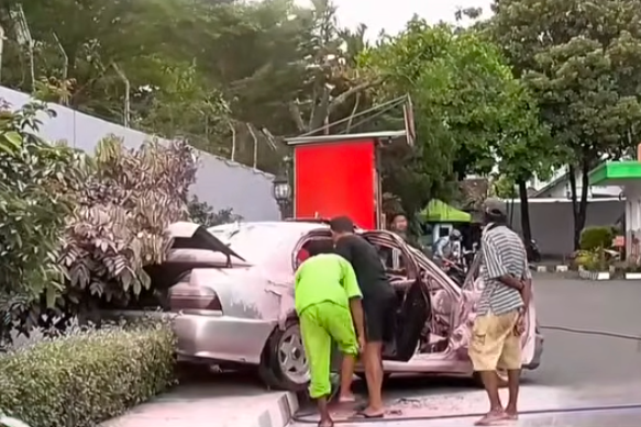 Doc. Kondisi mobil sedan yang mengalami kebakaran di area SPBU Jalan Bantul, Yogyakarta, usai api berhasil dipadamkan oleh petugas SPBU menggunakan alat pemadam api ringan (APAR). Bagian kabin dan bodi kendaraan tampak mengalami kerusakan akibat kobaran api yang diduga dipicu gangguan sistem kelistrikan kendaraan.