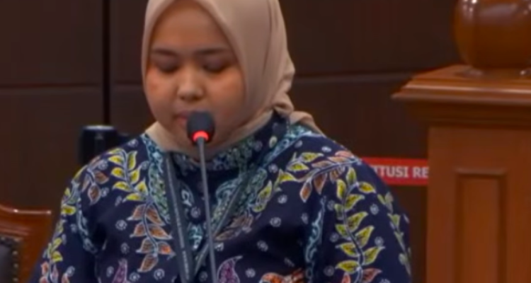 Doc. Manajer Pelaporan Tetap Usaha Pelanggan PLN, Betti Cahya Melani, saat menyampaikan penjelasan dalam sidang Mahkamah Konstitusi (MK) terkait mekanisme token listrik prabayar yang tidak memiliki masa kedaluwarsa seperti kuota internet, Senin (4/5/2020). Dalam keterangannya, PLN menjelaskan bahwa token listrik merupakan saldo energi dalam satuan kilowatt-hour (kWh) yang hanya berkurang sesuai konsumsi pelanggan dan tidak berbasis batas waktu penggunaan.