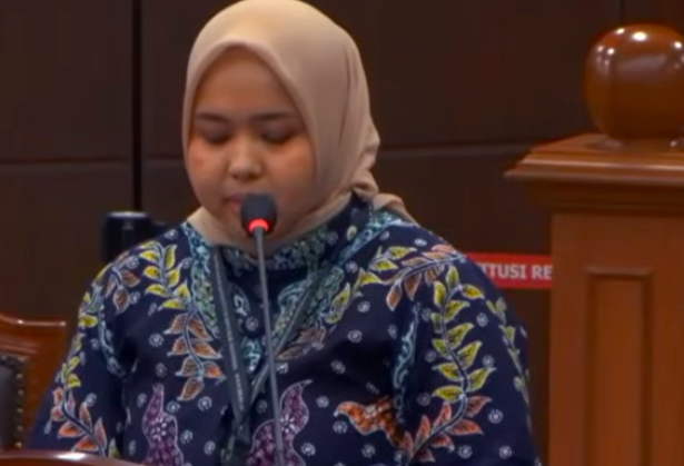Doc. Manajer Pelaporan Tetap Usaha Pelanggan PLN, Betti Cahya Melani, saat menyampaikan penjelasan dalam sidang Mahkamah Konstitusi (MK) terkait mekanisme token listrik prabayar yang tidak memiliki masa kedaluwarsa seperti kuota internet, Senin (4/5/2020). Dalam keterangannya, PLN menjelaskan bahwa token listrik merupakan saldo energi dalam satuan kilowatt-hour (kWh) yang hanya berkurang sesuai konsumsi pelanggan dan tidak berbasis batas waktu penggunaan.
