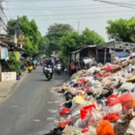 Doc. Tumpukan sampah terlihat menumpuk di sisi Jalan Administrasi Tanah Abang, Jakarta Pusat, hingga memakan sebagian badan jalan dan mengganggu arus lalu lintas serta aktivitas warga di kawasan tersebut.