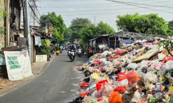 Doc. Tumpukan sampah terlihat menumpuk di sisi Jalan Administrasi Tanah Abang, Jakarta Pusat, hingga memakan sebagian badan jalan dan mengganggu arus lalu lintas serta aktivitas warga di kawasan tersebut.