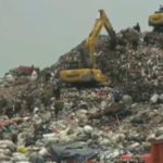 Doc. Tumpukan sampah di kawasan TPST Bantargebang, Bekasi, terlihat menggunung saat dua unit alat berat beroperasi melakukan pemadatan dan pengelolaan sampah, menjelang rencana pembatasan pengiriman sampah dari Jakarta mulai Agustus 2026.