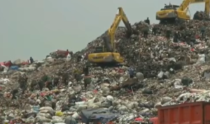 Doc. Tumpukan sampah di kawasan TPST Bantargebang, Bekasi, terlihat menggunung saat dua unit alat berat beroperasi melakukan pemadatan dan pengelolaan sampah, menjelang rencana pembatasan pengiriman sampah dari Jakarta mulai Agustus 2026.