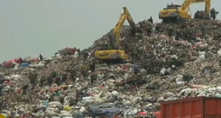 Doc. Tumpukan sampah di kawasan TPST Bantargebang, Bekasi, terlihat menggunung saat dua unit alat berat beroperasi melakukan pemadatan dan pengelolaan sampah, menjelang rencana pembatasan pengiriman sampah dari Jakarta mulai Agustus 2026.