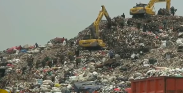 Doc. Tumpukan sampah di kawasan TPST Bantargebang, Bekasi, terlihat menggunung saat dua unit alat berat beroperasi melakukan pemadatan dan pengelolaan sampah, menjelang rencana pembatasan pengiriman sampah dari Jakarta mulai Agustus 2026.