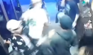 Doc. Tangkapan layar rekaman CCTV memperlihatkan situasi saat insiden dugaan pengeroyokan terhadap Diko Milandika di sebuah tempat biliar kawasan Grogol Petamburan, Jakarta Barat, Sabtu dini hari. Rekaman tersebut kini menjadi salah satu barang bukti yang diperiksa pihak kepolisian dalam proses penyelidikan kasus.