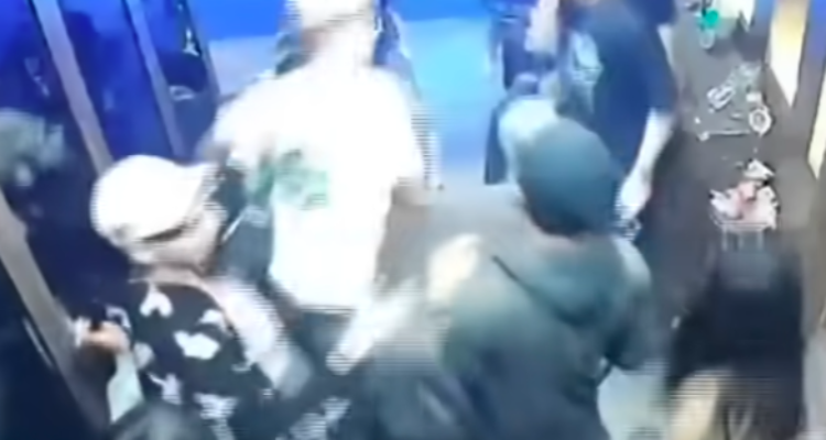 Doc. Tangkapan layar rekaman CCTV memperlihatkan situasi saat insiden dugaan pengeroyokan terhadap Diko Milandika di sebuah tempat biliar kawasan Grogol Petamburan, Jakarta Barat, Sabtu dini hari. Rekaman tersebut kini menjadi salah satu barang bukti yang diperiksa pihak kepolisian dalam proses penyelidikan kasus.