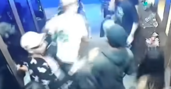 Doc. Tangkapan layar rekaman CCTV memperlihatkan situasi saat insiden dugaan pengeroyokan terhadap Diko Milandika di sebuah tempat biliar kawasan Grogol Petamburan, Jakarta Barat, Sabtu dini hari. Rekaman tersebut kini menjadi salah satu barang bukti yang diperiksa pihak kepolisian dalam proses penyelidikan kasus.