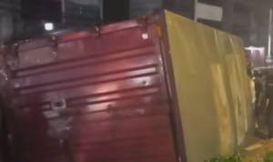 Doc. Kondisi truk box yang terguling dan mengalami kerusakan parah di Jalan Raden Jenderal Suprapto, Johar Baru, Jakarta Pusat, Minggu malam, usai menabrak separator jalur busway hingga mengganggu arus lalu lintas di sekitar lokasi kejadian.