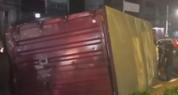 Doc. Kondisi truk box yang terguling dan mengalami kerusakan parah di Jalan Raden Jenderal Suprapto, Johar Baru, Jakarta Pusat, Minggu malam, usai menabrak separator jalur busway hingga mengganggu arus lalu lintas di sekitar lokasi kejadian.