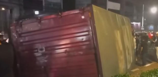 Doc. Kondisi truk box yang terguling dan mengalami kerusakan parah di Jalan Raden Jenderal Suprapto, Johar Baru, Jakarta Pusat, Minggu malam, usai menabrak separator jalur busway hingga mengganggu arus lalu lintas di sekitar lokasi kejadian.