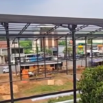 Doc. Keterangan Foto: Rangka baja konstruksi lapangan padel tampak telah berdiri di lokasi pembangunan yang berada berdampingan dengan Asshodriah Islamic School (AIS) di Jalan Caman Raya, Jatibening, Pondok Gede, Kota Bekasi. Proyek tersebut menjadi sorotan warga dan pihak sekolah terkait aspek keamanan serta dampak terhadap aktivitas belajar mengajar.