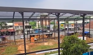 Doc. Keterangan Foto: Rangka baja konstruksi lapangan padel tampak telah berdiri di lokasi pembangunan yang berada berdampingan dengan Asshodriah Islamic School (AIS) di Jalan Caman Raya, Jatibening, Pondok Gede, Kota Bekasi. Proyek tersebut menjadi sorotan warga dan pihak sekolah terkait aspek keamanan serta dampak terhadap aktivitas belajar mengajar.