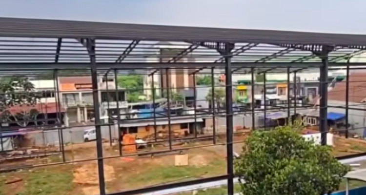Doc. Keterangan Foto: Rangka baja konstruksi lapangan padel tampak telah berdiri di lokasi pembangunan yang berada berdampingan dengan Asshodriah Islamic School (AIS) di Jalan Caman Raya, Jatibening, Pondok Gede, Kota Bekasi. Proyek tersebut menjadi sorotan warga dan pihak sekolah terkait aspek keamanan serta dampak terhadap aktivitas belajar mengajar.