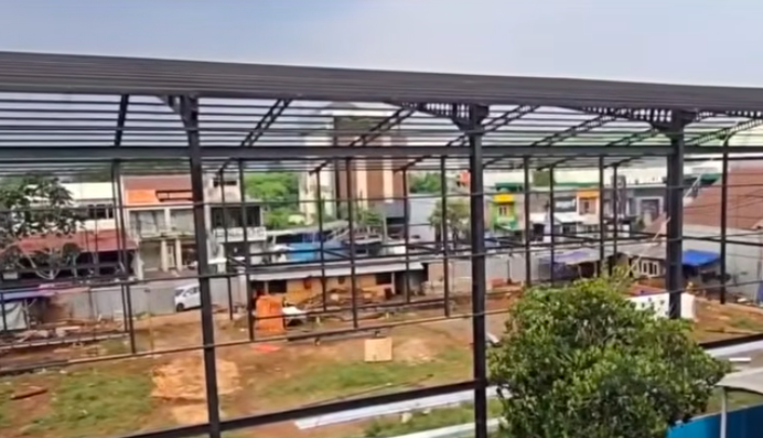 Doc. Keterangan Foto: Rangka baja konstruksi lapangan padel tampak telah berdiri di lokasi pembangunan yang berada berdampingan dengan Asshodriah Islamic School (AIS) di Jalan Caman Raya, Jatibening, Pondok Gede, Kota Bekasi. Proyek tersebut menjadi sorotan warga dan pihak sekolah terkait aspek keamanan serta dampak terhadap aktivitas belajar mengajar.