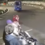 Doc. Tangkapan layar kamera pengawas (CCTV) memperlihatkan detik-detik terduga pelaku mendekati dua remaja pengguna sepeda motor di Jalan Angkasa, Kemayoran, Jakarta Pusat, saat dugaan aksi pembegalan terjadi. (Sumber: CCTV Warga).