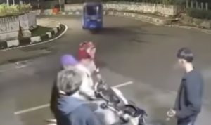 Aksi Dugaan Begal di Kemayoran Terekam CCTV, Warga Jakarta Soroti Keamanan Jalanan Doc. Tangkapan layar kamera pengawas (CCTV) memperlihatkan detik-detik terduga pelaku mendekati dua remaja pengguna sepeda motor di Jalan Angkasa, Kemayoran, Jakarta Pusat, saat dugaan aksi pembegalan terjadi. (Sumber: CCTV Warga).