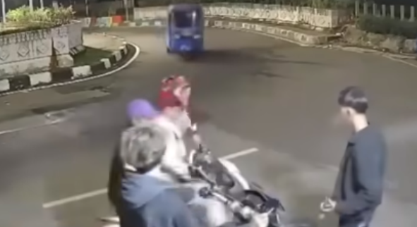 Doc. Tangkapan layar kamera pengawas (CCTV) memperlihatkan detik-detik terduga pelaku mendekati dua remaja pengguna sepeda motor di Jalan Angkasa, Kemayoran, Jakarta Pusat, saat dugaan aksi pembegalan terjadi. (Sumber: CCTV Warga).