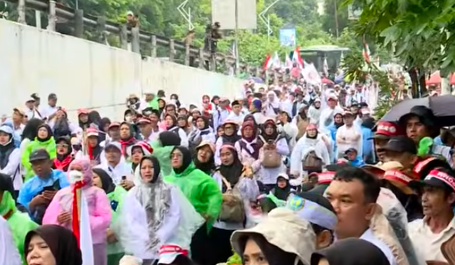 Doc. Massa aksi yang terdiri dari guru madrasah, guru swasta, dan guru honorer dari berbagai daerah di Indonesia saat menyampaikan aspirasi di depan Gedung DPR RI, Jakarta, dalam rangka menuntut reformasi kebijakan ASN/P3K, peningkatan kesejahteraan pendidik, serta kesetaraan hak bagi tenaga pendidik non-negeri pada peringatan Hari Kebangkitan Nasional, Selasa (20/5/2026).