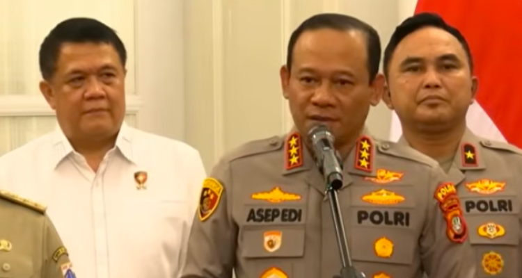 Doc. Kapolda Metro Jaya KOMJENPOL Asep Edi Suheri saat memberikan keterangan pers kepada awak media terkait pengungkapan kasus kejahatan jalanan dan langkah penguatan patroli keamanan di wilayah Jabodetabek. Konferensi pers digelar sebagai bentuk penyampaian informasi resmi kepolisian kepada masyarakat mengenai situasi kamtibmas dan penanganan tindak kriminalitas.