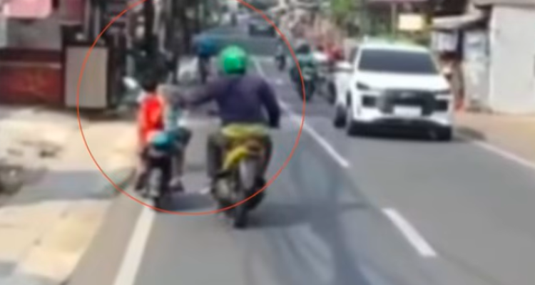 Doc. Tangkapan layar video amatir milik warga yang secara tidak sengaja merekam detik-detik aksi penjambretan terhadap seorang bocah pengguna sepeda listrik di kawasan Jalan Pahlawan, Rempoa, Tangerang Selatan. Video tersebut kini menjadi bahan penelusuran aparat kepolisian untuk mengidentifikasi pelaku.