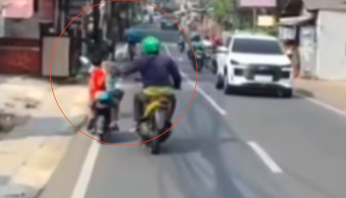 Doc. Tangkapan layar video amatir milik warga yang secara tidak sengaja merekam detik-detik aksi penjambretan terhadap seorang bocah pengguna sepeda listrik di kawasan Jalan Pahlawan, Rempoa, Tangerang Selatan. Video tersebut kini menjadi bahan penelusuran aparat kepolisian untuk mengidentifikasi pelaku.