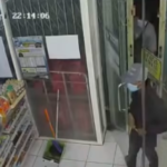Doc. Tangkapan layar kamera pengawas (CCTV) memperlihatkan dua terduga pelaku perampokan saat memasuki minimarket di kawasan Taman Malaka, Duren Sawit, Jakarta Timur, Jumat (22/5) malam. Polisi masih melakukan penyelidikan terkait identitas dan keberadaan pelaku.