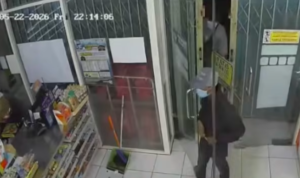 Minimarket di Duren Sawit Dirampok, Pelaku Bersenjata Gasak Puluhan Juta Rupiah Doc. Tangkapan layar kamera pengawas (CCTV) memperlihatkan dua terduga pelaku perampokan saat memasuki minimarket di kawasan Taman Malaka, Duren Sawit, Jakarta Timur, Jumat (22/5) malam. Polisi masih melakukan penyelidikan terkait identitas dan keberadaan pelaku.