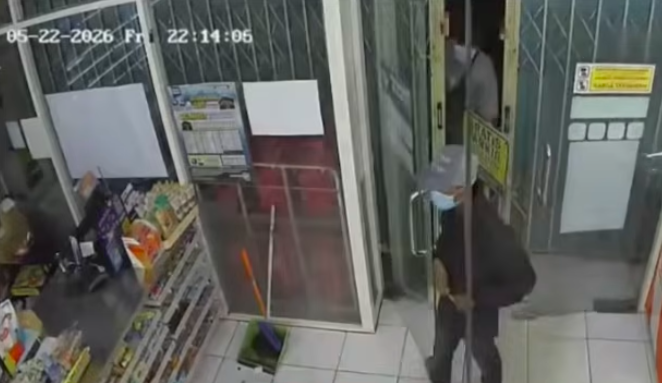 Doc. Tangkapan layar kamera pengawas (CCTV) memperlihatkan dua terduga pelaku perampokan saat memasuki minimarket di kawasan Taman Malaka, Duren Sawit, Jakarta Timur, Jumat (22/5) malam. Polisi masih melakukan penyelidikan terkait identitas dan keberadaan pelaku.