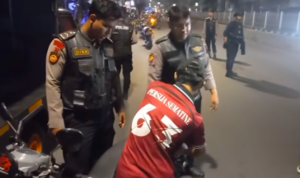 Doc. Aparat kepolisian melakukan pemeriksaan terhadap kendaraan bermotor saat operasi cipta kondisi di kawasan Roxy, Gambir, Jakarta Pusat, Sabtu (24/5) malam, sebagai upaya pencegahan kejahatan jalanan dan penegakan ketertiban lalu lintas.