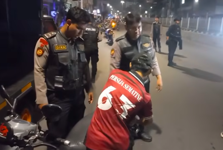 Doc. Aparat kepolisian melakukan pemeriksaan terhadap kendaraan bermotor saat operasi cipta kondisi di kawasan Roxy, Gambir, Jakarta Pusat, Sabtu (24/5) malam, sebagai upaya pencegahan kejahatan jalanan dan penegakan ketertiban lalu lintas.