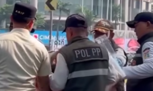 Satpol PP DKI Minta Maaf Usai Penertiban Pedagang Es Krim di CFD Bundaran HI Viral Doc. Petugas Satpol PP DKI Jakarta saat melakukan penertiban terhadap pedagang es krim di kawasan Car Free Day (CFD) Bundaran HI, Jakarta Pusat (Minggu, 24 Mei 2026), yang sempat menjadi perhatian warga dan viral di media sosial.