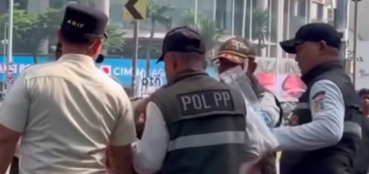 Doc. Petugas Satpol PP DKI Jakarta saat melakukan penertiban terhadap pedagang es krim di kawasan Car Free Day (CFD) Bundaran HI, Jakarta Pusat (Minggu, 24 Mei 2026), yang sempat menjadi perhatian warga dan viral di media sosial.