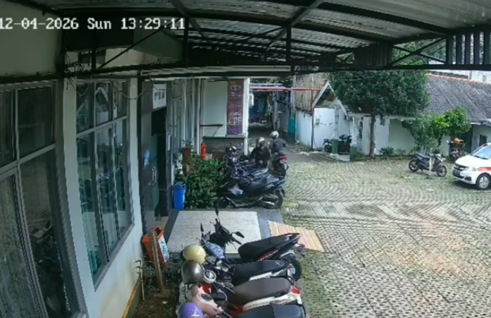 Doc. Tangkapan layar kamera pengawas (CCTV) yang memperlihatkan aktivitas terduga pelaku jaringan pencurian kendaraan bermotor saat beraksi di kawasan Duren Sawit, Jakarta Timur. Rekaman tersebut menjadi salah satu bukti digital yang digunakan penyidik dalam pengembangan kasus oleh Tim Pemburu Begal Polda Metro Jaya.