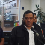 Doc. Petugas Ditreskrimum Polda Metro Jaya memberikan penjelasan kepada awak media dalam konferensi pers terkait pengungkapan kasus jaringan pencurian kendaraan bermotor bersenjata api yang beraksi di sejumlah wilayah Jakarta dan sekitarnya.
