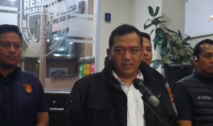 Doc. Petugas Ditreskrimum Polda Metro Jaya memberikan penjelasan kepada awak media dalam konferensi pers terkait pengungkapan kasus jaringan pencurian kendaraan bermotor bersenjata api yang beraksi di sejumlah wilayah Jakarta dan sekitarnya.