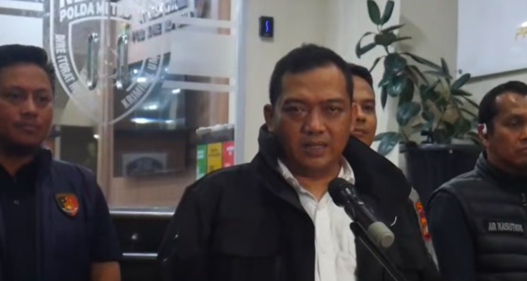 Doc. Petugas Ditreskrimum Polda Metro Jaya memberikan penjelasan kepada awak media dalam konferensi pers terkait pengungkapan kasus jaringan pencurian kendaraan bermotor bersenjata api yang beraksi di sejumlah wilayah Jakarta dan sekitarnya.
