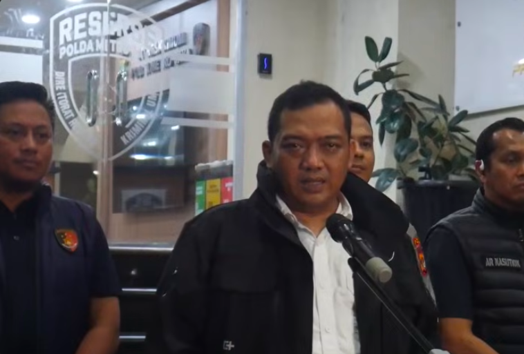 Doc. Petugas Ditreskrimum Polda Metro Jaya memberikan penjelasan kepada awak media dalam konferensi pers terkait pengungkapan kasus jaringan pencurian kendaraan bermotor bersenjata api yang beraksi di sejumlah wilayah Jakarta dan sekitarnya.