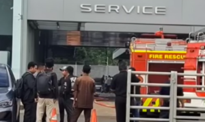 Kebakaran Terjadi di Showroom Mobil Listrik BSD City, Dugaan Sumber Api Berasal dari Baterai Saat Pengisian Daya Doc. Unit kendaraan pemadam kebakaran dikerahkan ke lokasi kebakaran showroom mobil listrik di Jalan BSD Raya Utama, Kecamatan Pagedangan, Kabupaten Tangerang, Senin (25/5/2026). Petugas melakukan proses pemadaman dan pendinginan untuk mencegah api meluas ke area bangunan dan kendaraan lainnya di sekitar lokasi kejadian.