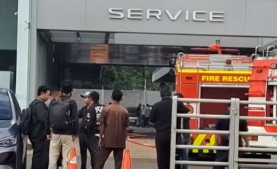 Doc. Unit kendaraan pemadam kebakaran dikerahkan ke lokasi kebakaran showroom mobil listrik di Jalan BSD Raya Utama, Kecamatan Pagedangan, Kabupaten Tangerang, Senin (25/5/2026). Petugas melakukan proses pemadaman dan pendinginan untuk mencegah api meluas ke area bangunan dan kendaraan lainnya di sekitar lokasi kejadian.